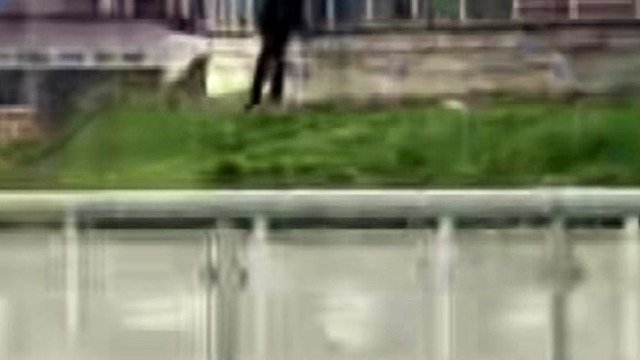 Parkta hayrete düşüren görüntü: Korkulukları tek tek söktü