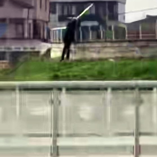 Parkta hayrete düşüren görüntü: Korkulukları tek tek söktü