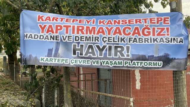 Doğa harikası Kartepe'ye "demir çelik" hançeri: Vatandaş çadır kurdu
Kartepe halkı haddehane projesine karşı "tepki çadırı" kurarak nöbete başladı
"Yıldızlar Yatırım Holding Kartepe'ye gediğinden beri meyvelerimizin 10'da 6'sı yok oldu"
"Burayı vaktiyle köylüden çok ucuz fiyattan satın alan holding, tekrar Kartepe'yi, İzmit'i yaşanamaz hale getirecek haddehane ve demir çelik fabrikası yapmak için bütün yolları deniyor"