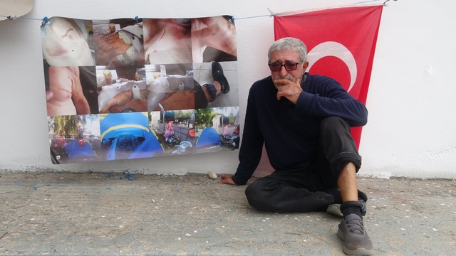 Evlendi, bıçaklandı, evinden oldu, kelepçelendi, sokakta kaldı 64 yaşındaki adamın çilesi bitmedi
Yaşadıklarını afiş yaptırıp çadırının arkasına astı
Ayağında kelepçeyle çadırda kalan yaşlı adam:
" Hep iyi niyetimden vuruldum. Üşüyorum, ama mücadeleme devam ediyorum"