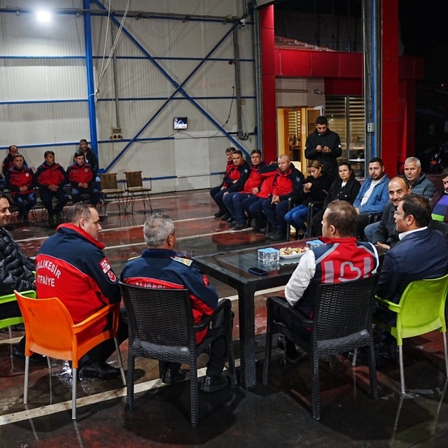 Ahmet Akın'dan Sındırgı'ya moral ziyareti
Depremin yaraları sarılırken, day...