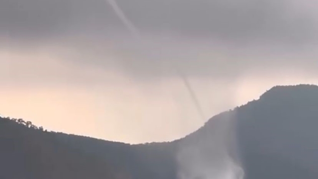 Antalya'da denizde aynı anda 2 hortum oluştu