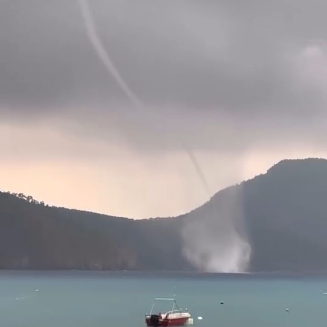 Antalya'da denizde aynı anda 2 hortum oluştu