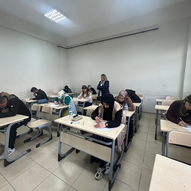 Vanlı öğrenciler ve yetişkinler kitap okuma yarışmasında buluştu
Van'da "4...