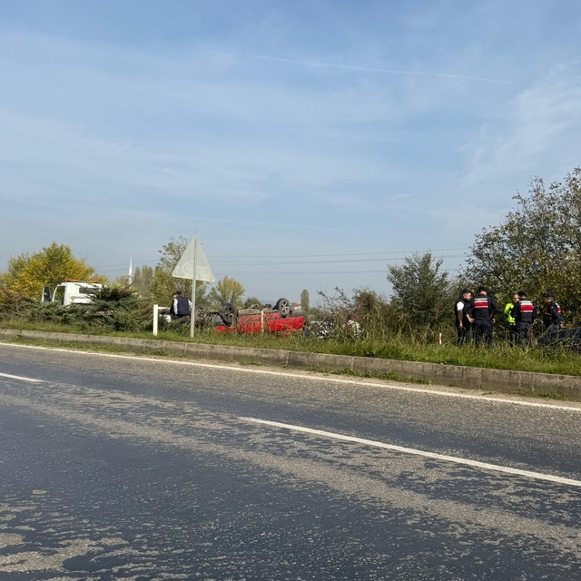 Düz yolda direksiyon hakimiyetini kaybetti, takla attı: 1 yaralı