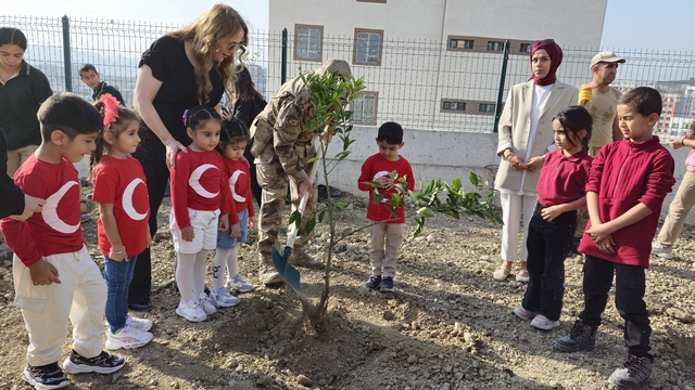 Hatay'da jandarma ve öğrenciler fidan dikti