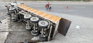 TEM Otoyolu'nda mıcır yüklü kamyon devrildi: 1 yaralı
