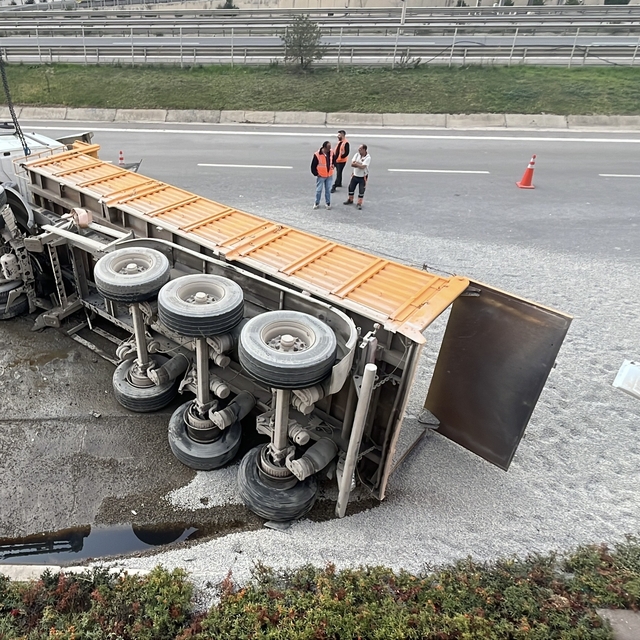 TEM Otoyolu'nda mıcır yüklü kamyon devrildi: 1 yaralı