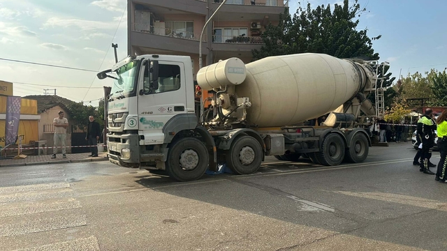 Beton mikserinin çarptığı kadın öldü; son anda yol kenarına çektiği torunu kurtuldu