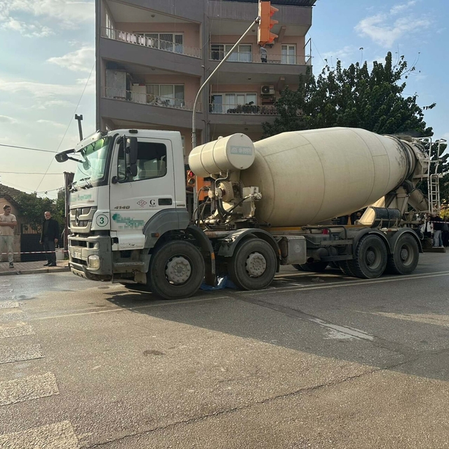 Beton mikserinin çarptığı kadın öldü; son anda yol kenarına çektiği torunu...