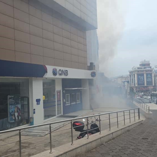 Ereğli'de AVM jeneratörü korkuttu, cadde duman altında kaldı, vatandaşlar p...