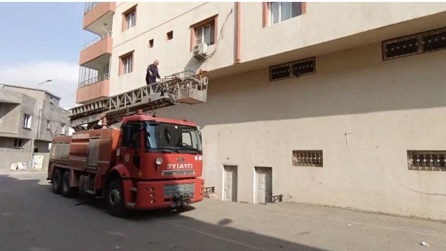 Demir korkulukta sıkışan güvercini itfaiye kurtardı