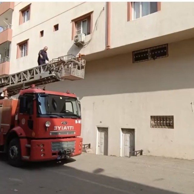 Demir korkulukta sıkışan güvercini itfaiye kurtardı