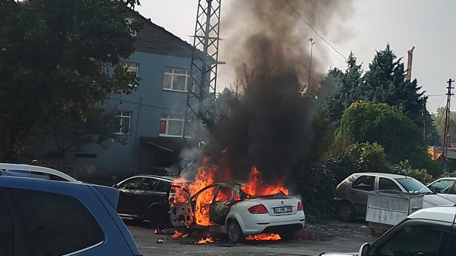 Yakıt aldıktan sonra otomobil alev aldı: 2 araç kullanılamaz hale geldi