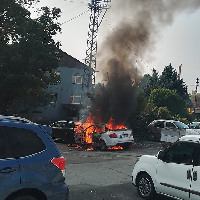 Yakıt aldıktan sonra otomobil alev aldı: 2 araç kullanılamaz hale geldi
