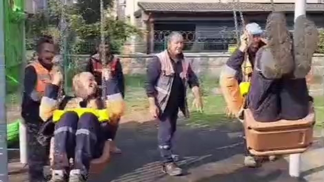 Yoğun çalışma temposuna salıncak molası verdiler
Temizlik işçilerinin salıncak keyfi