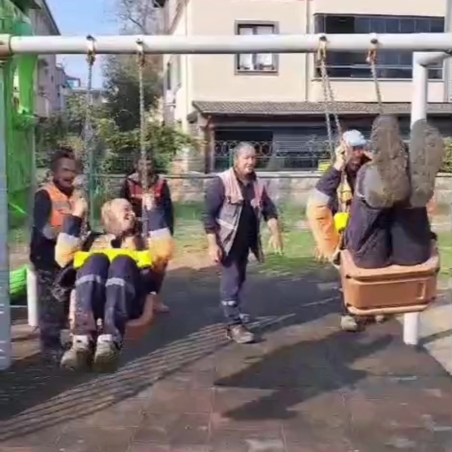 Yoğun çalışma temposuna salıncak molası verdiler
Temizlik işçilerinin salın...