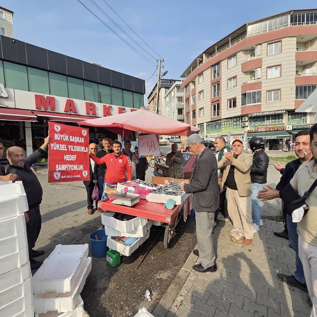 Fanatik balıkçı çıldırdı: Hamsiyi 25 TL'den sattı
Samsunspor Avrupa'da lide...