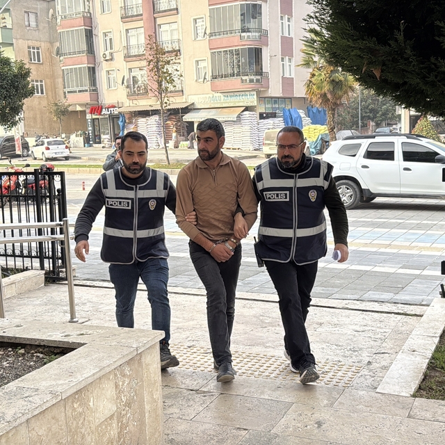 Kullandığı tırın dorsesinde 11 kaçak göçmen bulunan sürücü tutuklandı