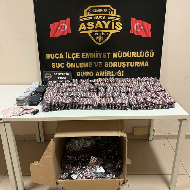 Balıkesir'den İzmir'e uyuşturucu getirdiği belirlenen 10 şüpheliye gözaltı