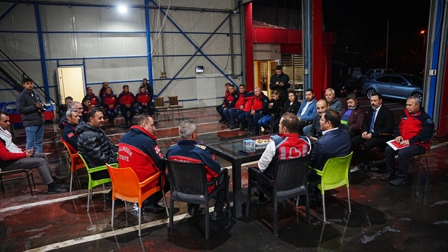 Ahmet Akın'dan Sındırgı'ya moral ziyareti
Depremin yaraları sarılırken, dayanışma devam ediyor