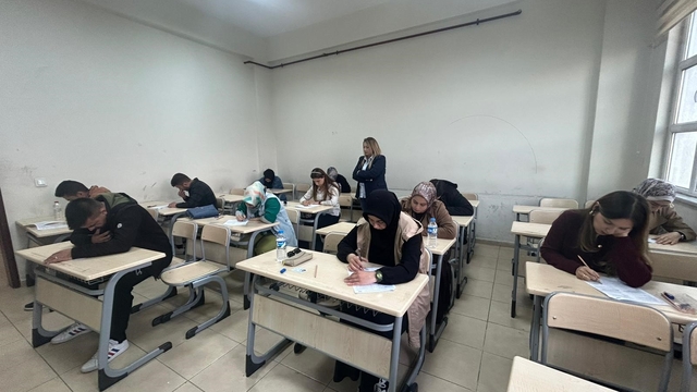 Vanlı öğrenciler ve yetişkinler kitap okuma yarışmasında buluştu
Van'da "4 Büyük Kitap Okuma Yarışması"nın ilki düzenlendi