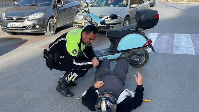 Polis memuru ambulans gelene kadar yaralının başından ayrılmadı