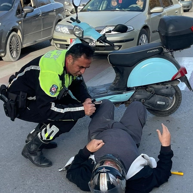 Polis memuru ambulans gelene kadar yaralının başından ayrılmadı