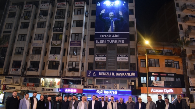 Anahtar Parti Denizli'de çalışmalarına başladığı yerden devam ediyor
Anahtar Parti Denizli İl Başkanı Hakan Saruhan:
"Tarih, bir işi başladığı gibi bitirenleri yazar"