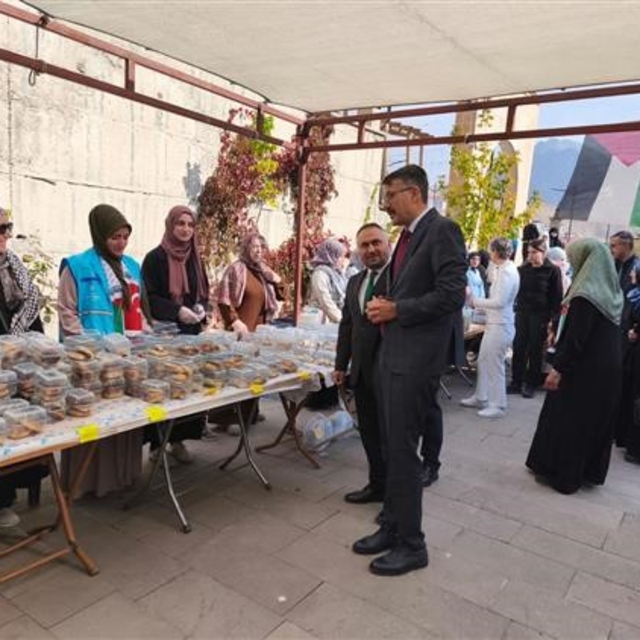 Hakkari'de Gazze yararına hayır çarşısı kuruldu