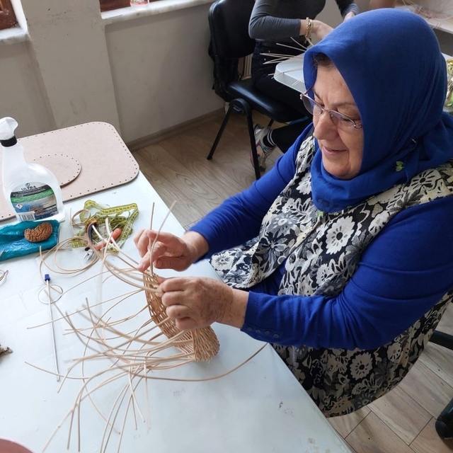 KAR-MEK'te üretken eller iş başında