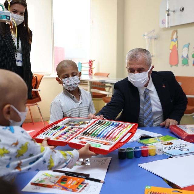 Tahmazoğlu'ndan lösemili çocuklara moral