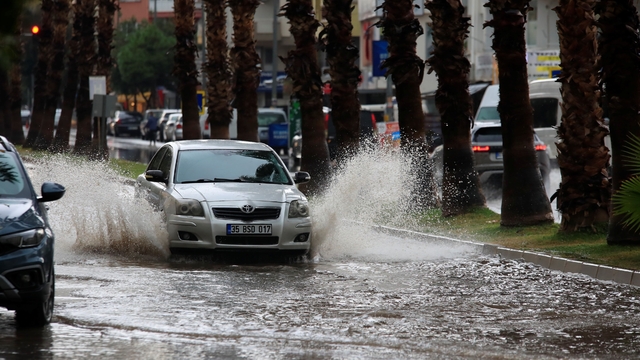 Antalya'da şiddetli yağış ve yıldırımlar etkili oldu
Yıldırımlar, kent merkezini aydınlattı