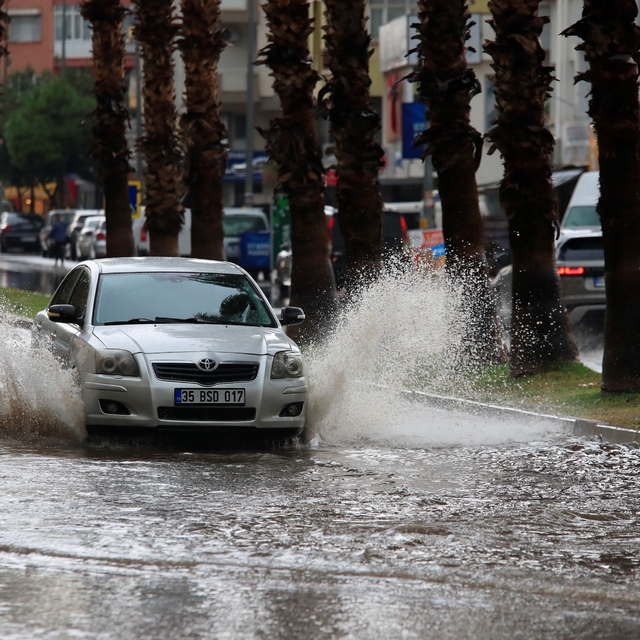 Antalya'da şiddetli yağış ve yıldırımlar etkili oldu
Yıldırımlar, kent merk...