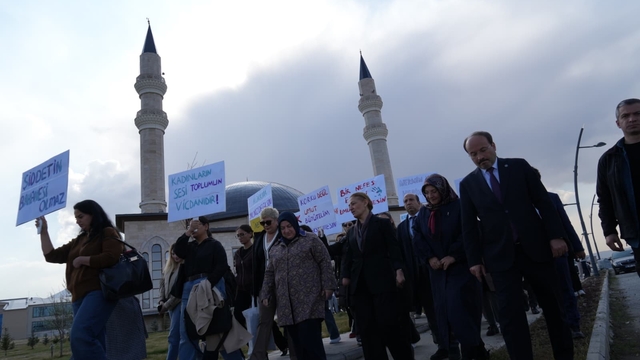 ETÜ'de, Kadına yönelik şiddete karşı farkındalık yürüyüşü
Mesai arkadaşları, evinin önünde uğradığı silahlı saldırıda hayatını kaybeden Erzurum Teknik Üniversitesi çalışanı Nermin Tirit için yürüdü
Yürüyüşe, AK Parti Milletvekili Fatma Öncü ve ETÜ Rektörü Prof. Dr. Bülent Çakmak, akademisyenler ve öğrenciler katıldı