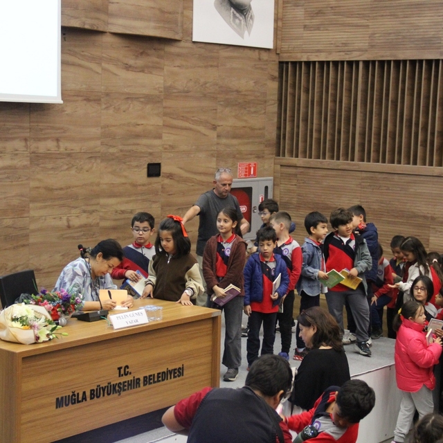 Muğla Büyükşehir Belediyesi Pelin Güneş'i minik okurlarla buluşturdu
