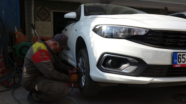 Kış lastiği zorunluluğu öncesi lastikçilerde yoğunluk
Van'da kış lastiği uygulaması erkene alındı, yoğunluk arttı