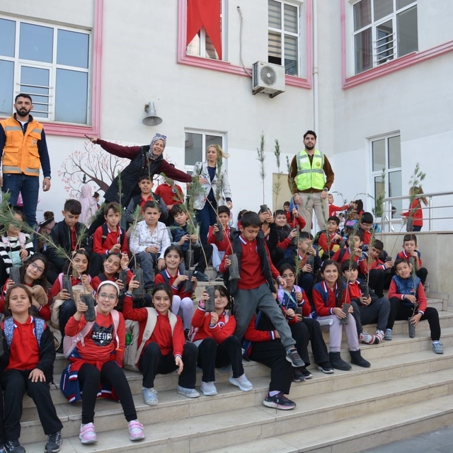 Siirt'te ilkokul öğrencilerine fidan dağıtıldı