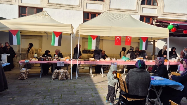 Devrekani'de Gazze yararına hayır çarşısı düzenlendi