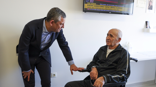 CHP Genel Başkanı Özel, Hikmet Çetin'i tedavi gördüğü hastanede ziyaret etti