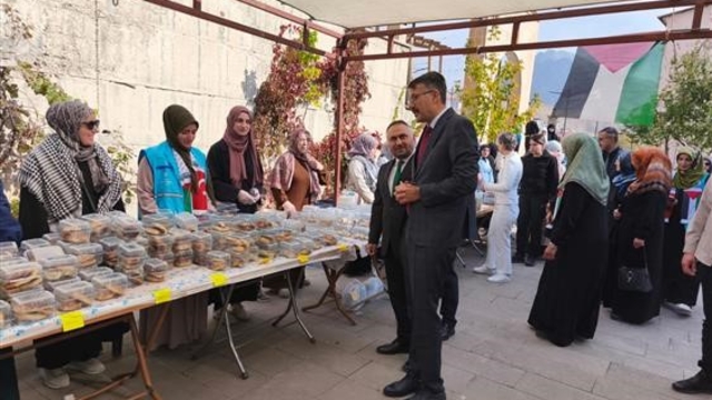 Hakkari'de Gazze yararına hayır çarşısı kuruldu