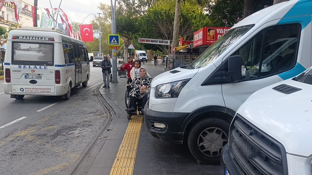 Şube önüne park eden  PTT araçları engellilere yol vermedi, söylenenler çileden çıkardı
Minibüsü kaldırmak yerine önce 'Yolun karşısına geçip oradan devam edin' dediler