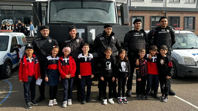 Minik kızın başkanlık vaadi protokol üyelerini harekete geçirdi