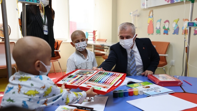 Tahmazoğlu'ndan lösemili çocuklara moral