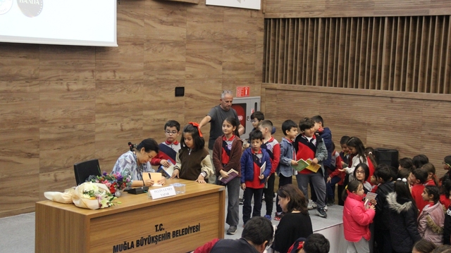 Muğla Büyükşehir Belediyesi Pelin Güneş'i minik okurlarla buluşturdu