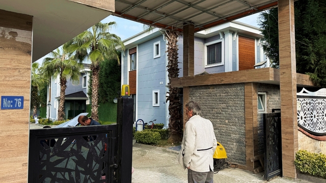 İki Filistinli gencin villadaki gizemli ölümünde yeni detay
Kanlarında karbonmonoksit değerleri yüksek çıktı: Doğalgaz ekipleri gaz kaçağı olduğunu tespit etti
Görgü tanığı anlattı: "Sabah ambulanslar geldi, doğalgaz ekipleri de olay yerindeydi"