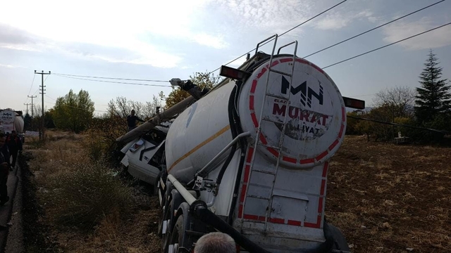 Elazığ'da tır elektrik direğine çarptı: 1 yaralı