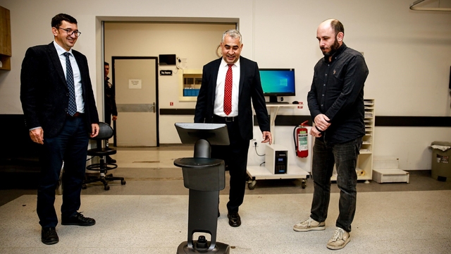 Acil kliniğinde robot destekli sistem dönemi
ADÜ Hastanesi'nde "Asistan Asistanı" robotlar göreve başladı