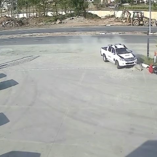 Artvin'de akaryakıt istasyonu çalışanına kamyonet çarptı