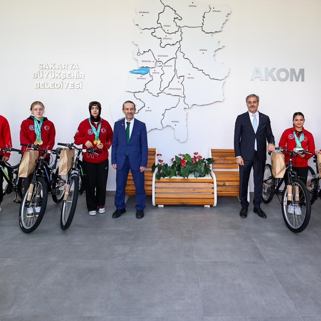 Başkan Yusuf Alemdar Çin'de tarih yazan dünya şampiyonlarını ağırladı